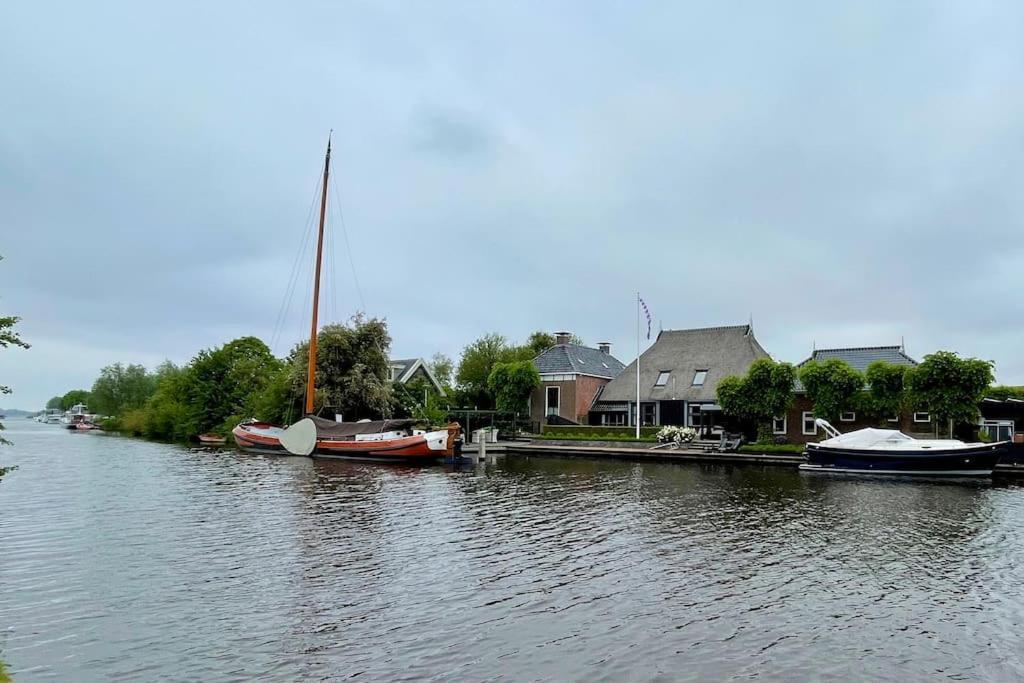 Puur Eastermar - Monumentaal, Authentiek En Luxe Koetshuis Aan Open Vaarwater Met Jacuzzi En Sauna Oostermeer Ngoại thất bức ảnh