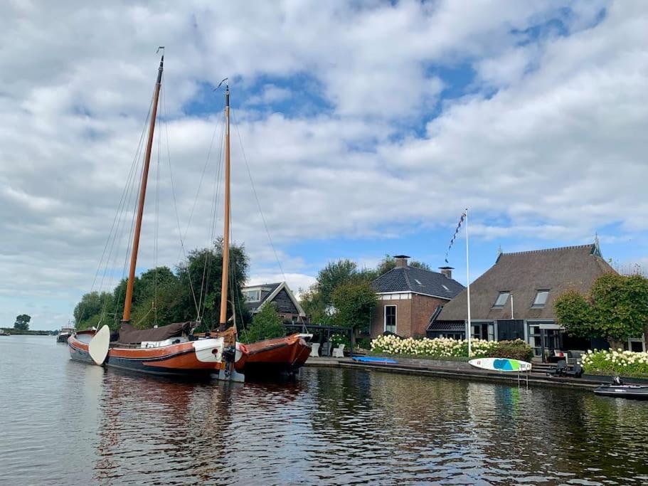 Puur Eastermar - Monumentaal, Authentiek En Luxe Koetshuis Aan Open Vaarwater Met Jacuzzi En Sauna Oostermeer Ngoại thất bức ảnh