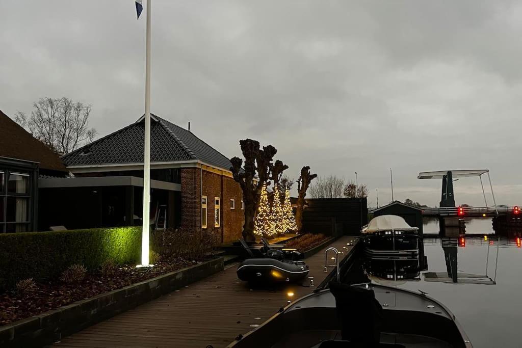 Puur Eastermar - Monumentaal, Authentiek En Luxe Koetshuis Aan Open Vaarwater Met Jacuzzi En Sauna Oostermeer Ngoại thất bức ảnh