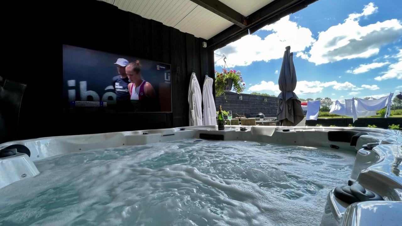 Puur Eastermar - Monumentaal, Authentiek En Luxe Koetshuis Aan Open Vaarwater Met Jacuzzi En Sauna Oostermeer Ngoại thất bức ảnh