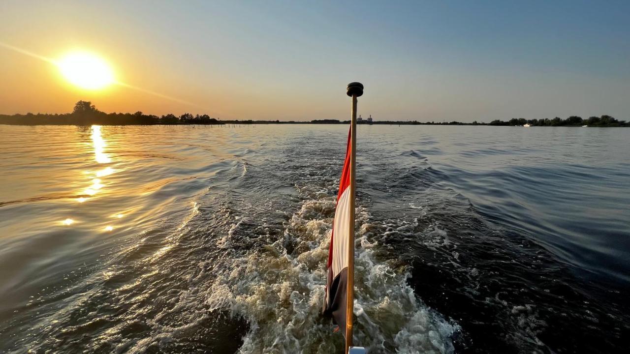 Puur Eastermar - Monumentaal, Authentiek En Luxe Koetshuis Aan Open Vaarwater Met Jacuzzi En Sauna Oostermeer Ngoại thất bức ảnh