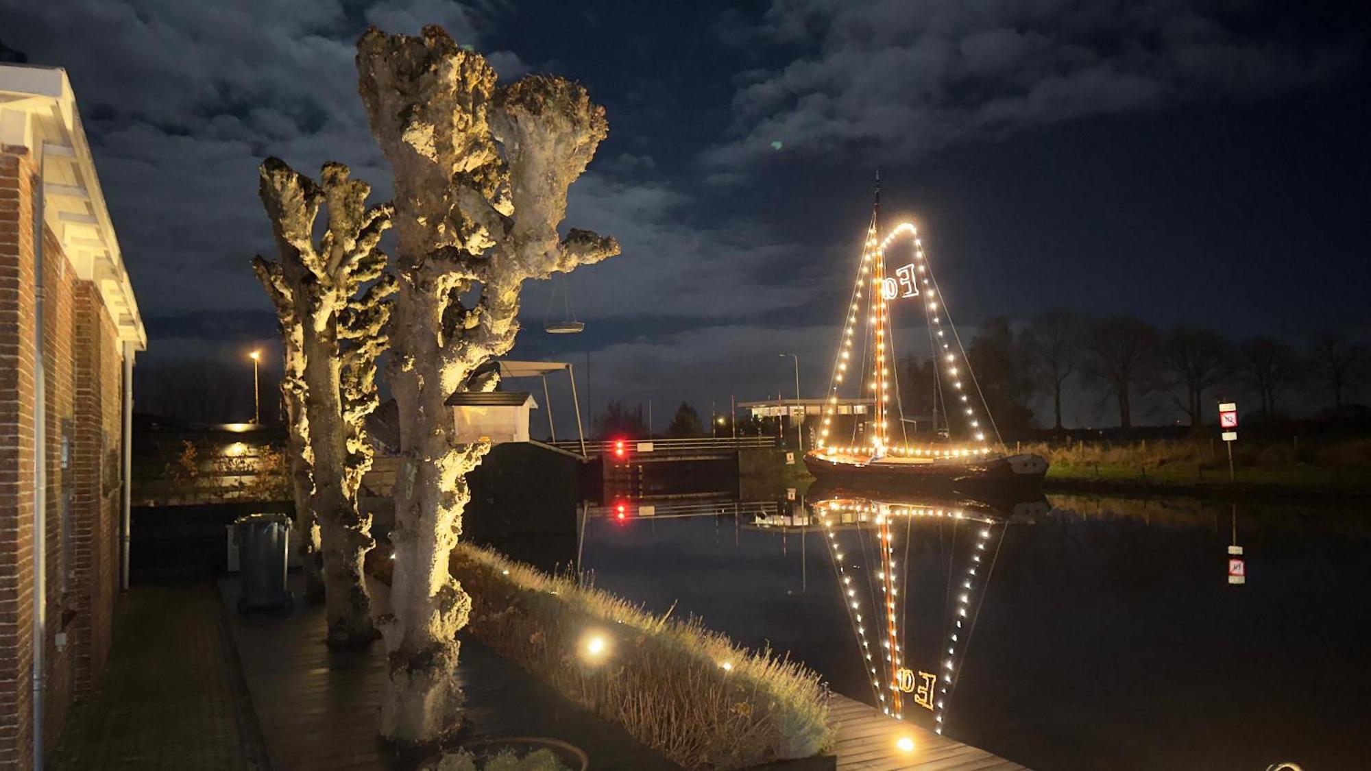 Puur Eastermar - Monumentaal, Authentiek En Luxe Koetshuis Aan Open Vaarwater Met Jacuzzi En Sauna Oostermeer Ngoại thất bức ảnh
